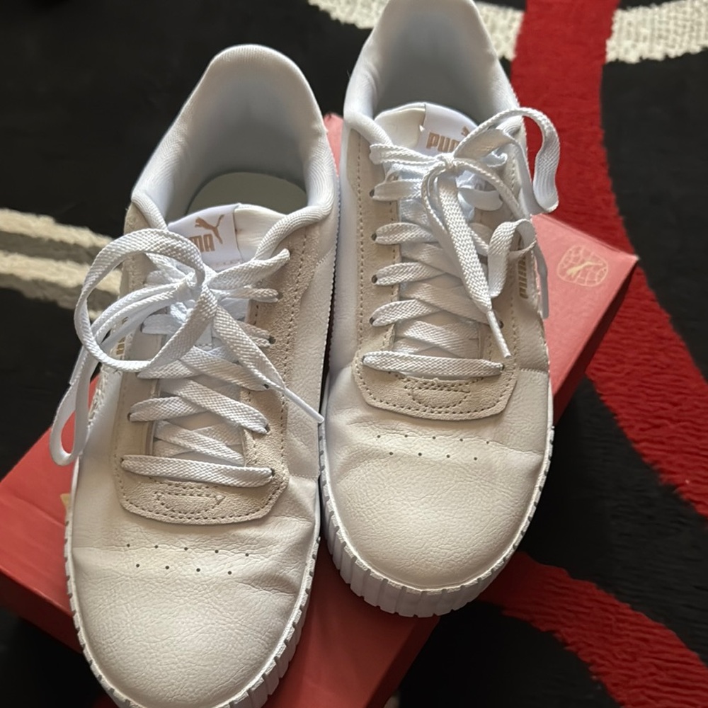 Puma White Sneakers Low-Top Lace-Up Design